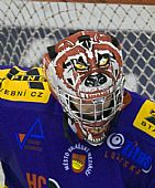 Po únosu Krumpiho do pekla, musel do brány Tomáš Popovič s jeho medvědí helmou. | autor: Marek Netolička
