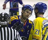Pavel Šebesta vysvětluje Kárnému, že puk z jeho hole byl fakt za čárou. Bobři začínají otáčet zápas z 0:3 na 8:3 za cca 30 minut. | autor: Marek Netolička