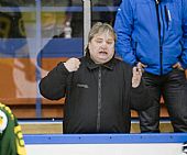 Hokej je i o emocích. Tentokrát je jich plný hostující kouč Hlobil. | autor: Marek Netolička