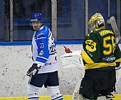 Před druhou třetinou prohodili pár slov někdejší spoluhráči Marek Knebl a Petr Hromada. | autor: Marek Netolička